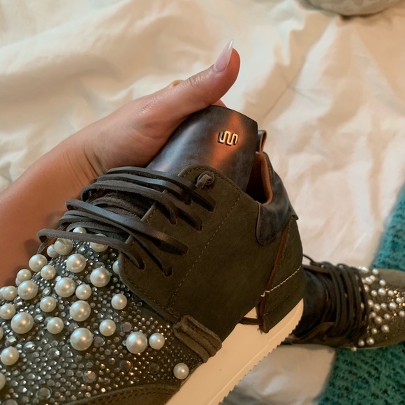 BUY OR TRADE Sneakers - Pearl Esseutesse Size 9 US - Picture 3 of 8